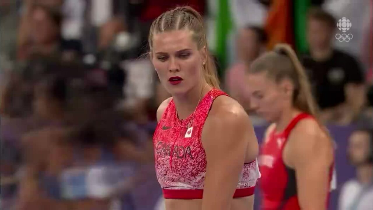 VĐV nhảy lắc mông ở phần thi nhảy sào