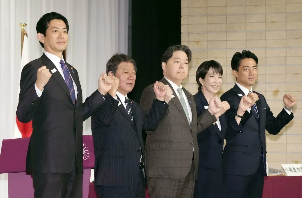 (từ trái sang) Cựu Bộ trưởng An ninh Kinh tế Takayuki Kobayashi, cựu Ngoại trưởng Nhật Toshimitsu Motegi, Chánh Văn phòng nội các Nhật Yoshimasa Hayashi, cựu Bộ trưởng An ninh Kinh tế Sanae Takaichi và Bộ trưởng Nông nghiệp Shinjiro Koizumi. Ảnh: KYODO NEWS nhật.jpg