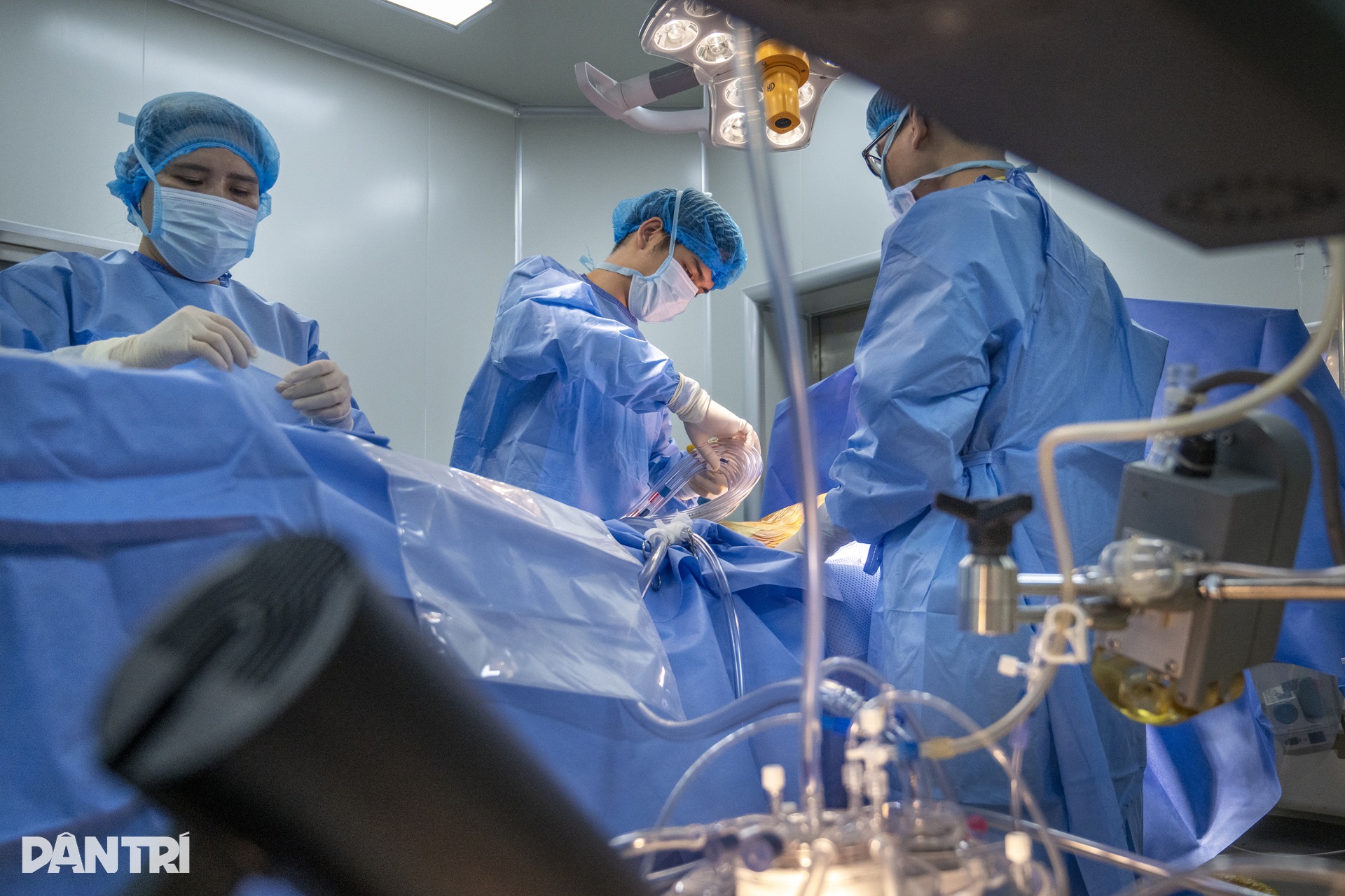 Hồi hộp xem bác sĩ đeo kính 3D xe chỉ, luồn kim cứu trái tim lỗi nhịp - 2 Hồi hộp xem bác sĩ đeo kính 3D xe chỉ, luồn kim cứu trái tim lỗi nhịp - 2