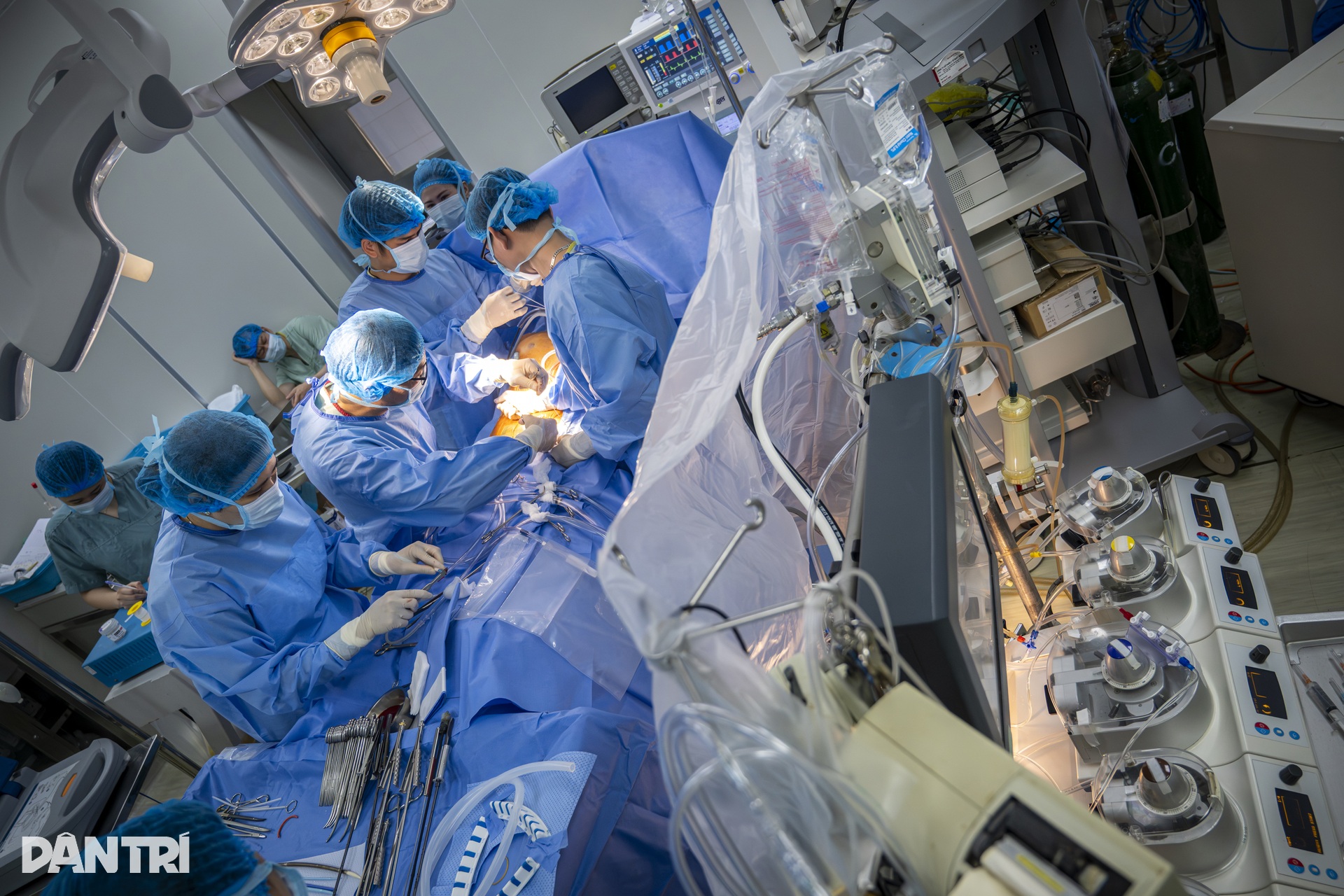 Hồi hộp xem bác sĩ đeo kính 3D xe chỉ, luồn kim cứu trái tim lỗi nhịp - 10 Hồi hộp xem bác sĩ đeo kính 3D xe chỉ, luồn kim cứu trái tim lỗi nhịp - 10