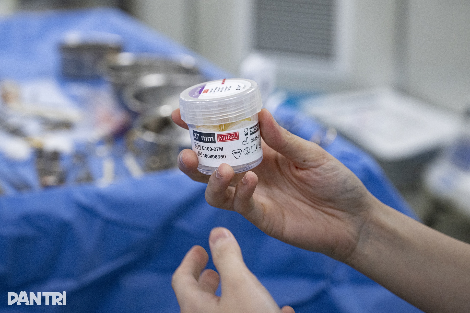 Hồi hộp xem bác sĩ đeo kính 3D xe chỉ, luồn kim cứu trái tim lỗi nhịp - 13 Hồi hộp xem bác sĩ đeo kính 3D xe chỉ, luồn kim cứu trái tim lỗi nhịp - 13