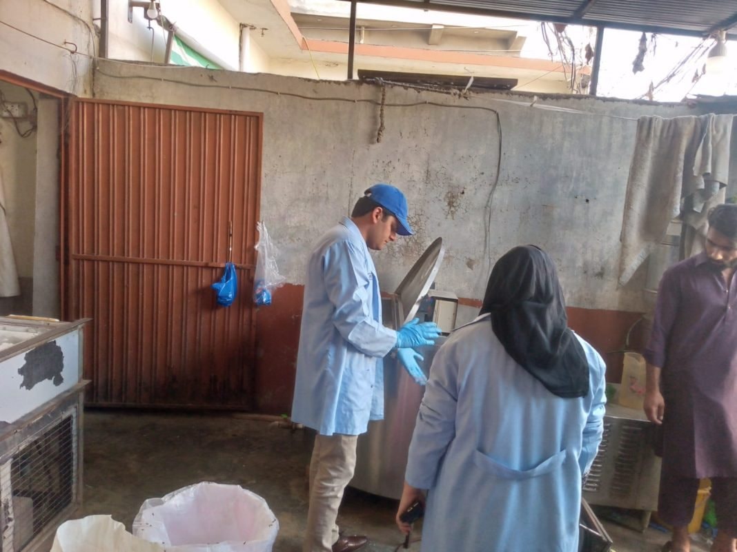 Nhận tin mật rồi đột kích một cơ sở, công an triệt phá đường dây sản xuất sữa giả từ hóa chất, tịch thu 6.000 lít và 300 kg bột pha trộn- Ảnh 2.