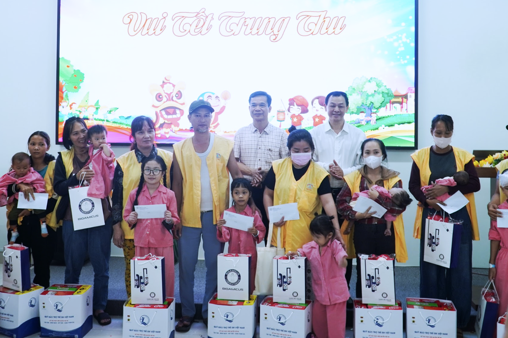 Khi bệnh viện điều trị chuyên sâu người lớn tổ chức Trung thu cho… trẻ em - 2