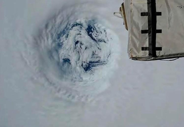 Mắt siêu bão Ragasa nhìn từ vũ trụ: Hình ảnh khiến cả thế giới lo lắng- Ảnh 3. Mắt siêu bão Ragasa nhìn từ vũ trụ: Hình ảnh khiến cả thế giới lo lắng- Ảnh 3.