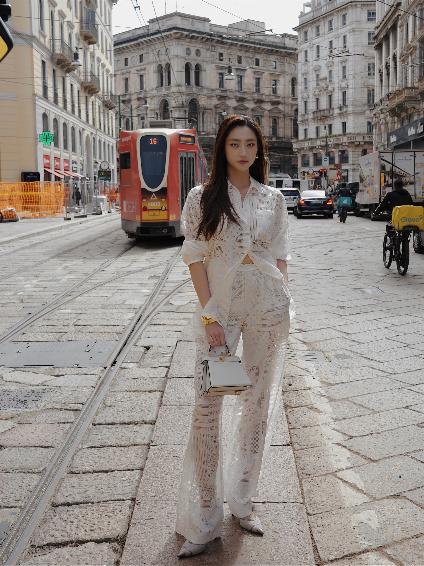 Lương Thùy Linh bỏ brand vắng lặng, dồn dập đi fashion week quốc tế, gặp đại tiểu thư hot nhất TikTok- Ảnh 7.