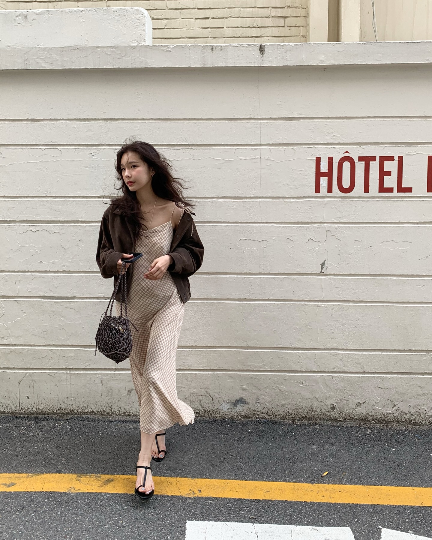 10 set đồ mùa thu màu trung tính dành cho những ai thích sự đơn giản, tinh tế- Ảnh 3. 10 set đồ mùa thu màu trung tính dành cho những ai thích sự đơn giản, tinh tế- Ảnh 3.