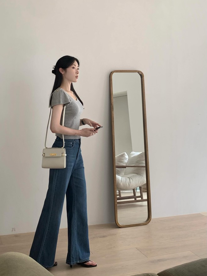 Mặc đẹp rất đơn giản khi chị em phối 5 mẫu áo basic này với quần jeans- Ảnh 6. Mặc đẹp rất đơn giản khi chị em phối 5 mẫu áo basic này với quần jeans- Ảnh 6.