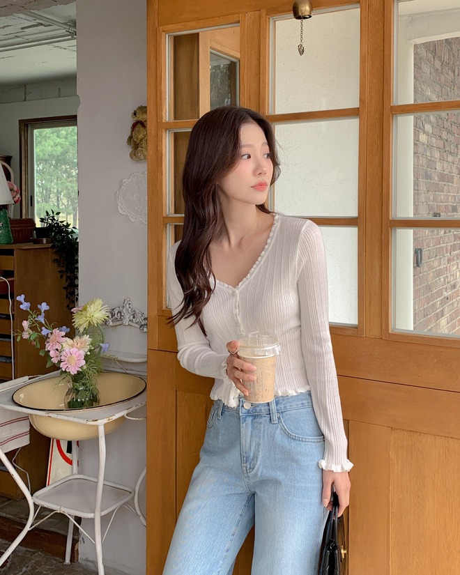 Mặc đẹp rất đơn giản khi chị em phối 5 mẫu áo basic này với quần jeans- Ảnh 5. Mặc đẹp rất đơn giản khi chị em phối 5 mẫu áo basic này với quần jeans- Ảnh 5.