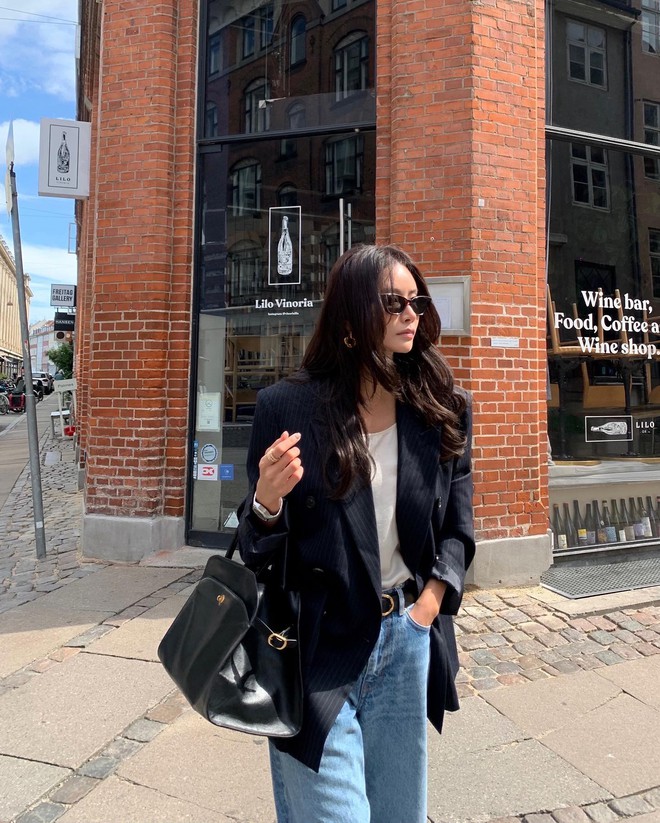 Mặc đẹp rất đơn giản khi chị em phối 5 mẫu áo basic này với quần jeans- Ảnh 10. Mặc đẹp rất đơn giản khi chị em phối 5 mẫu áo basic này với quần jeans- Ảnh 10.