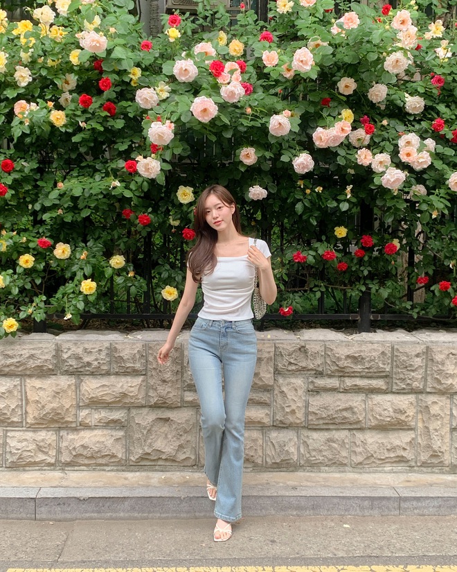 Mặc đẹp rất đơn giản khi chị em phối 5 mẫu áo basic này với quần jeans- Ảnh 13. Mặc đẹp rất đơn giản khi chị em phối 5 mẫu áo basic này với quần jeans- Ảnh 13.