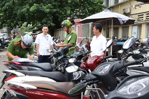 Công an kiểm tra hàng loạt bãi giữ xe không phép trước cổng bệnh viện