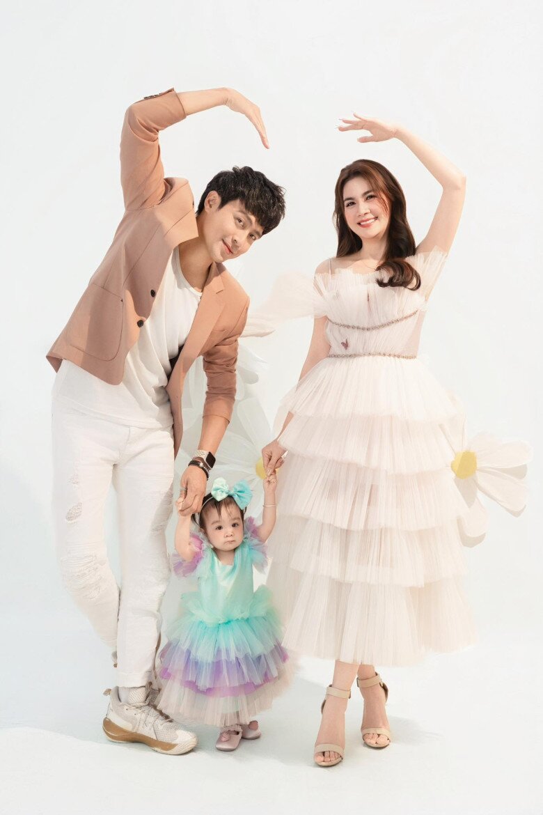 Vợ chồng Kha Ly muốn dạy bé Lita biết cách tự lập.