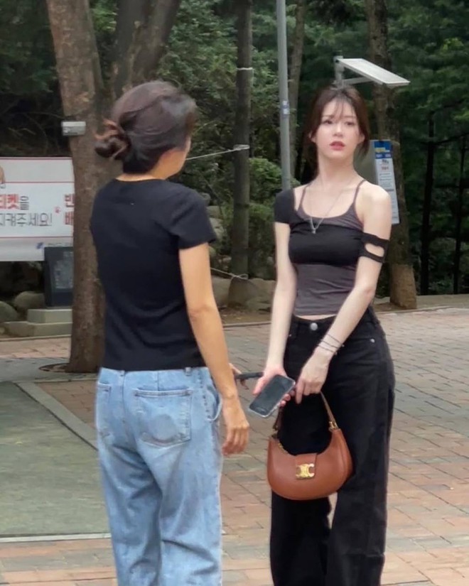 Ảnh chụp vội của sao nữ mặt kim cương: Netizen ví như Ảnh chụp vội của sao nữ mặt kim cương: Netizen ví như