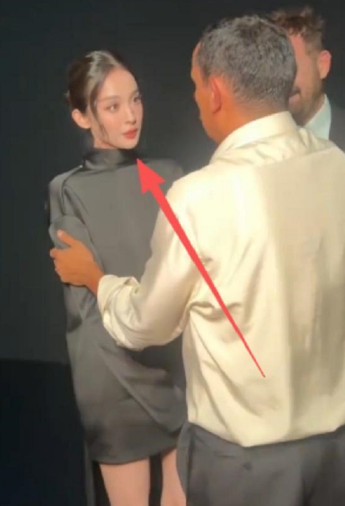 Mỹ nữ Tân Cương bị quấy rối tại Tuần lễ thời trang?- Ảnh 4.