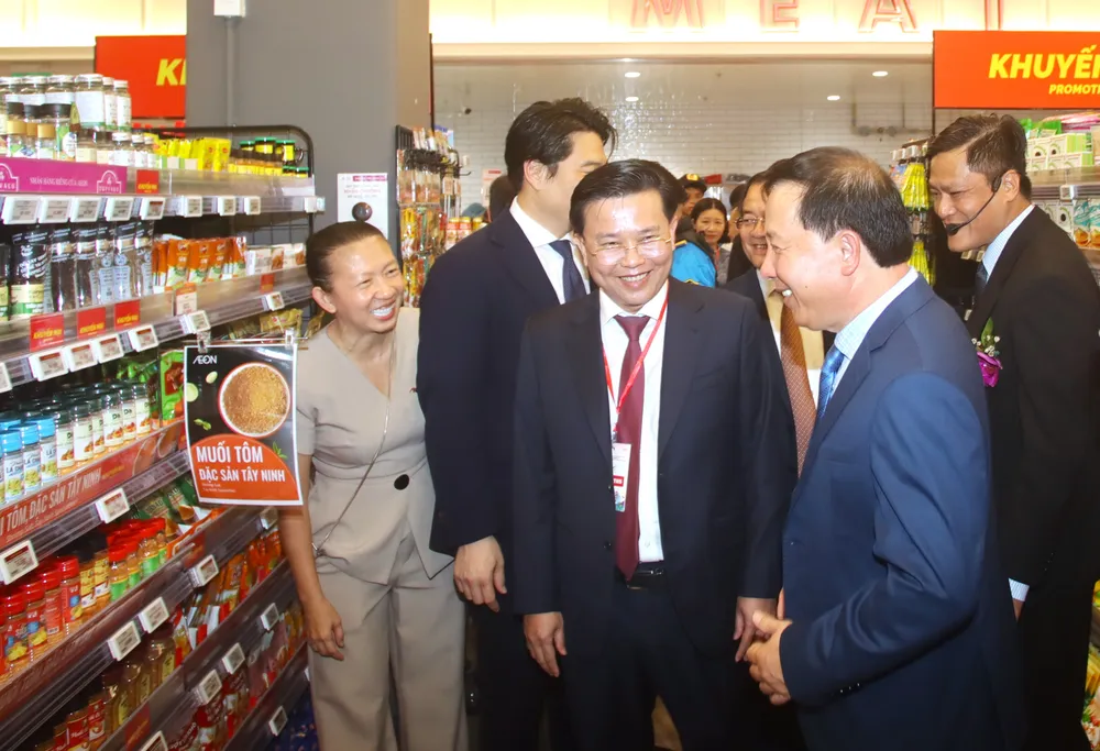 Lãnh đạo tỉnh Tây Ninh tham quan gian hàng của tỉnh tại Trung tâm thương mại Aeon Tân An. Aeon Tân An 4.JPG