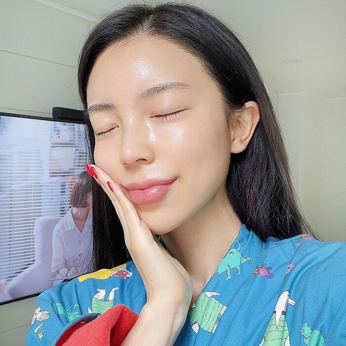 Cà chua không chỉ làm đẹp da nhờ giàu lycopene và vitamin C giúp chống oxy hóa, ngừa lão hóa, làm sáng mịn và đều màu, mà còn dưỡng tóc chắc khỏe, giảm gãy rụng nhờ vitamin A. Thường xuyên bổ sung cà chua sẽ mang lại làn da rạng rỡ cùng mái tóc óng ả tự nhiên.