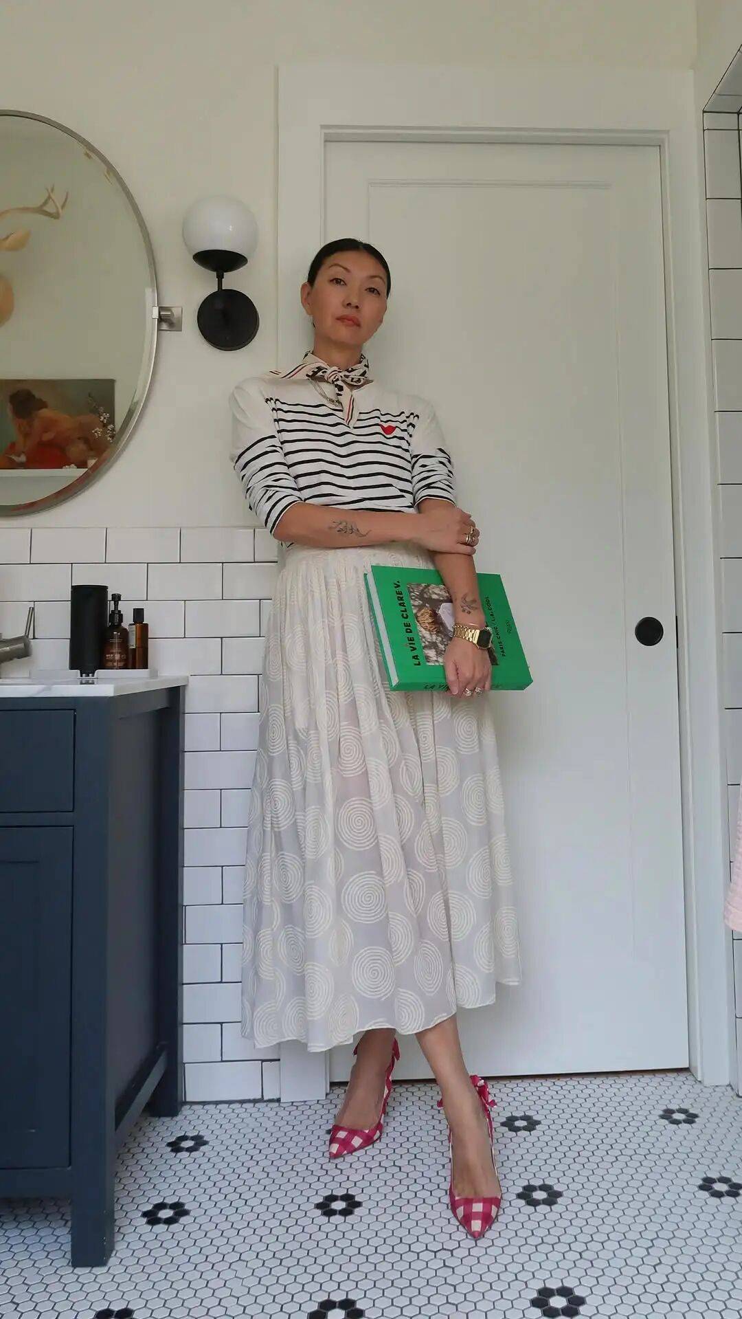 50 tuổi không cần “filter”: Chỉ nhờ phối đồ, một blogger Châu Á chinh phục hơn 750.000 fan- Ảnh 55.