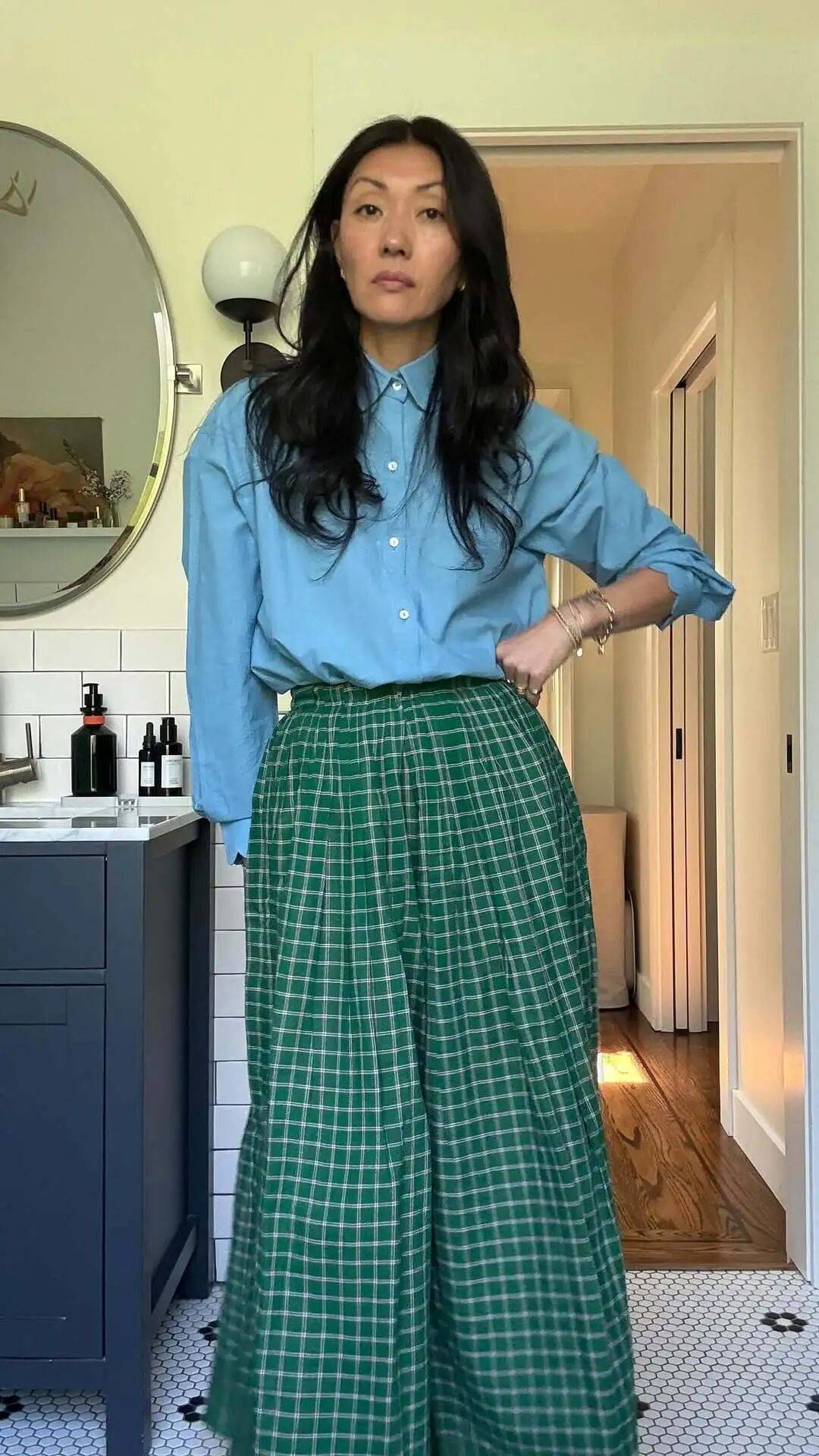 50 tuổi không cần “filter”: Chỉ nhờ phối đồ, một blogger Châu Á chinh phục hơn 750.000 fan- Ảnh 63.