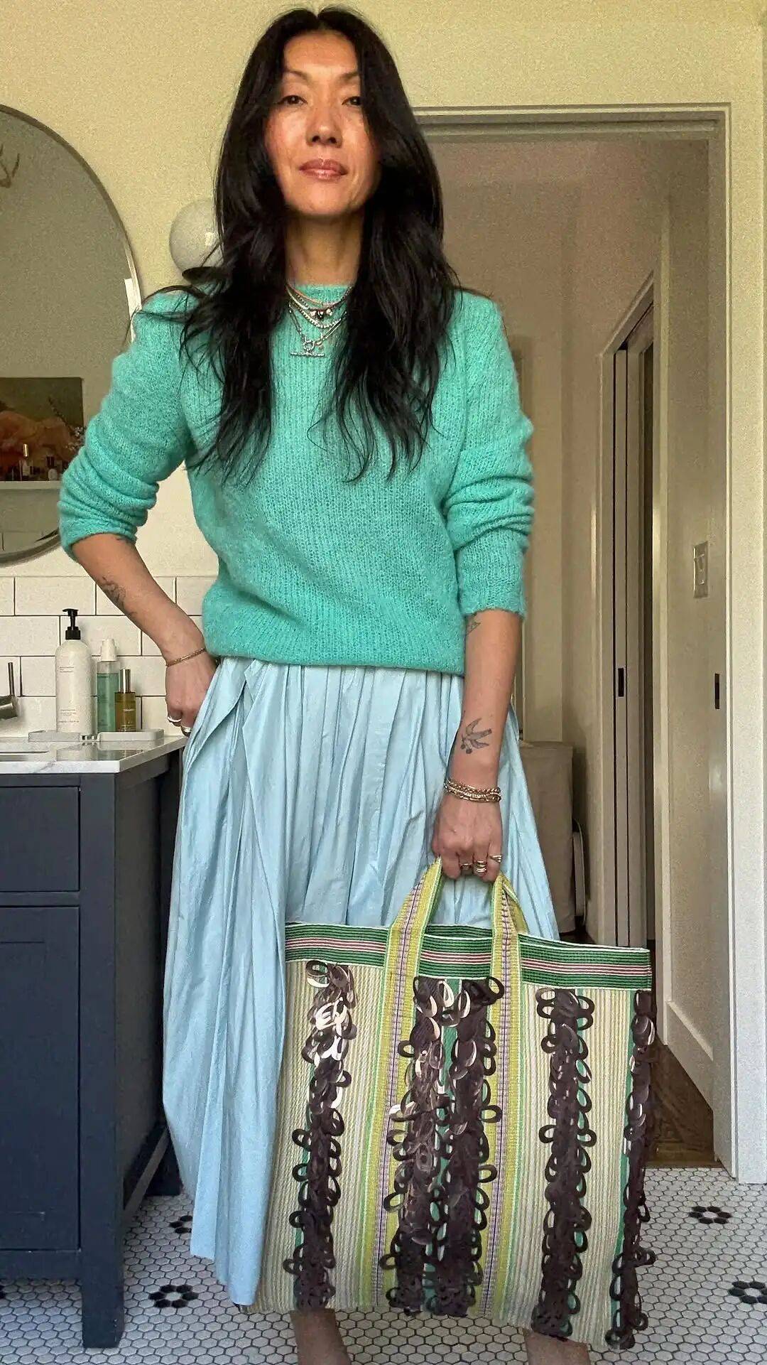 50 tuổi không cần “filter”: Chỉ nhờ phối đồ, một blogger Châu Á chinh phục hơn 750.000 fan- Ảnh 62.