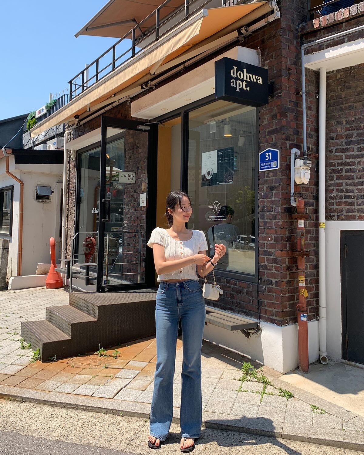 Áo trắng và quần jeans xanh: Combo đẹp nhất mùa thu giúp vẻ ngoài trông sang trọng và hack tuổi trong tích tắc- Ảnh 2.