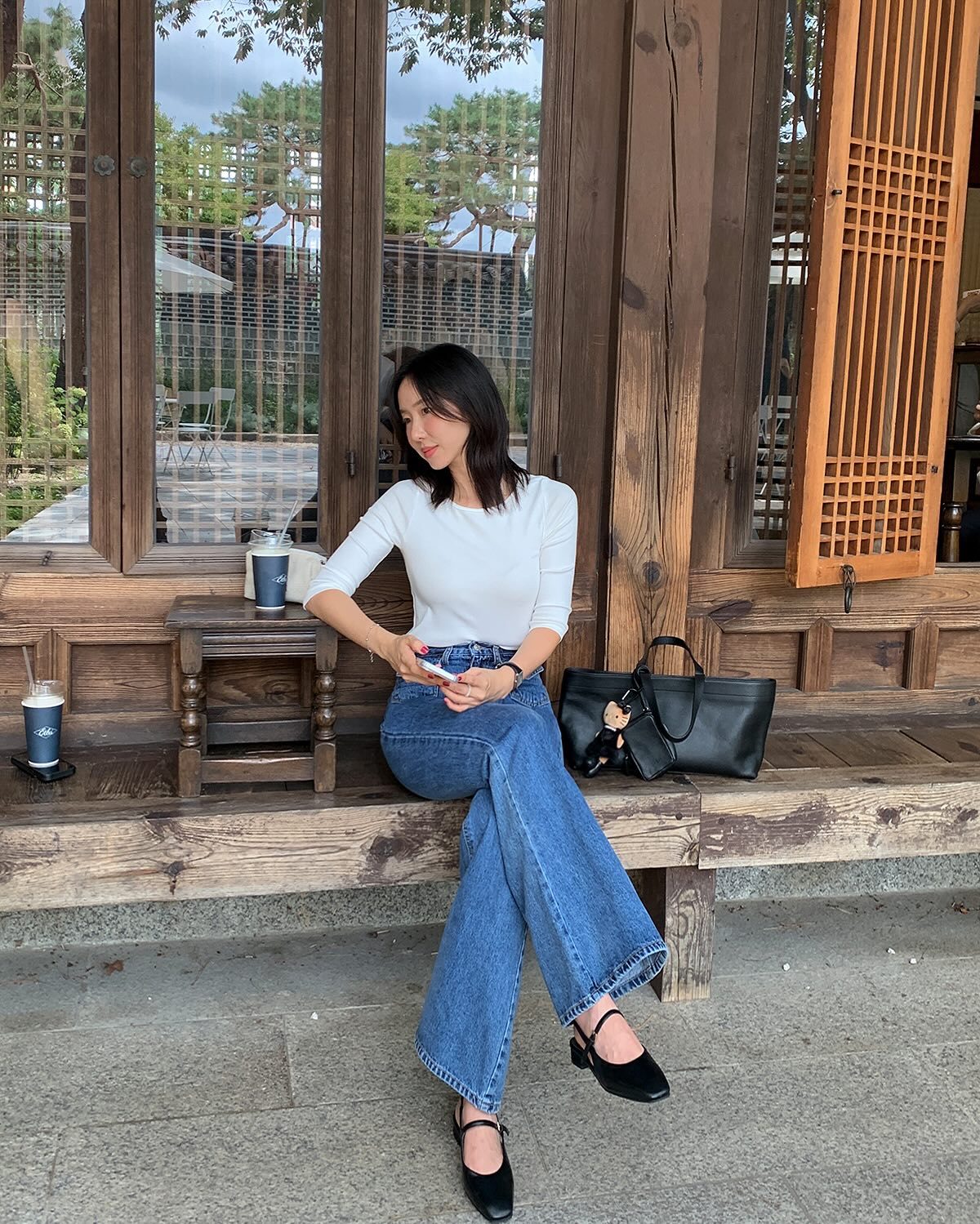 Áo trắng và quần jeans xanh: Combo đẹp nhất mùa thu giúp vẻ ngoài trông sang trọng và hack tuổi trong tích tắc- Ảnh 7.