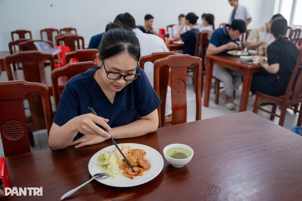 Nhật ký một ngày ở nơi “sinh tử giao nhau” của bóng hồng nội trú - 10