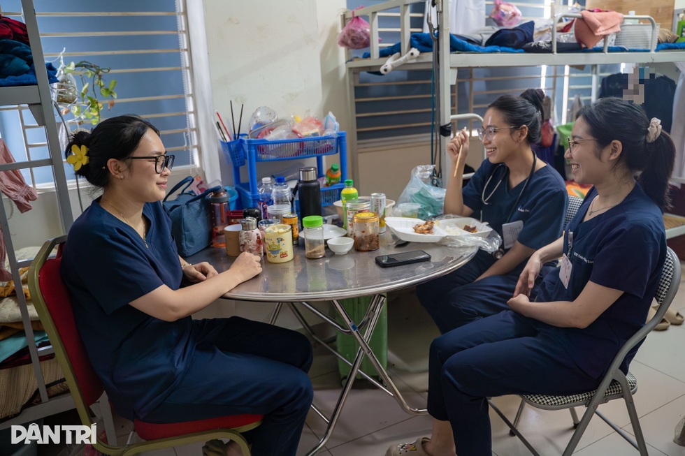 Nhật ký một ngày ở nơi “sinh tử giao nhau” của bóng hồng nội trú - 11