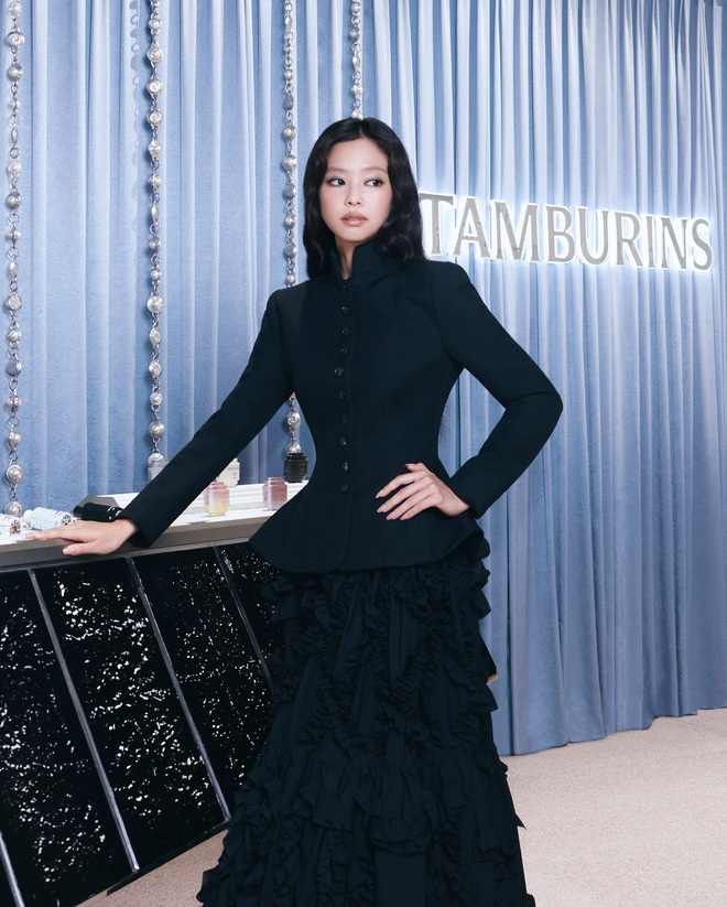 Jennie make up khó nhận ra, lén đi thăm 