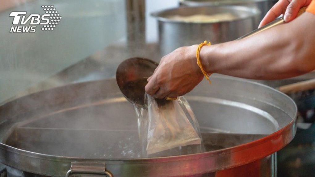 Mối nguy hại nhựa một lần ngay trên bàn ăn - 2