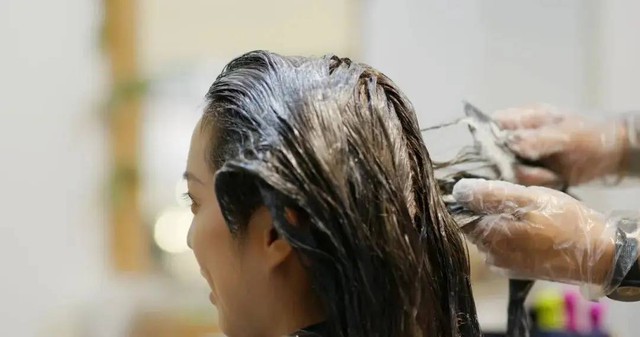 Tóc rụng lả tả chưa chắc là do thiếu chất, 4 thói quen vô tình này khiến tóc của bạn rụng nhiều hơn, điều thứ 3 lắm người mắc nhất- Ảnh 5.