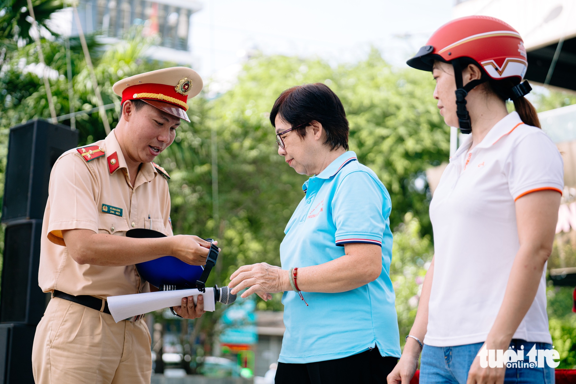 Nên đổi Giấy phép lái xe sang thẻ PET để tránh lừa đảo nộp phạt - Ảnh 1. Đổi giấy phép lái xe sang thẻ PET để tránh lừa đảo nộp phạt - Ảnh 2.