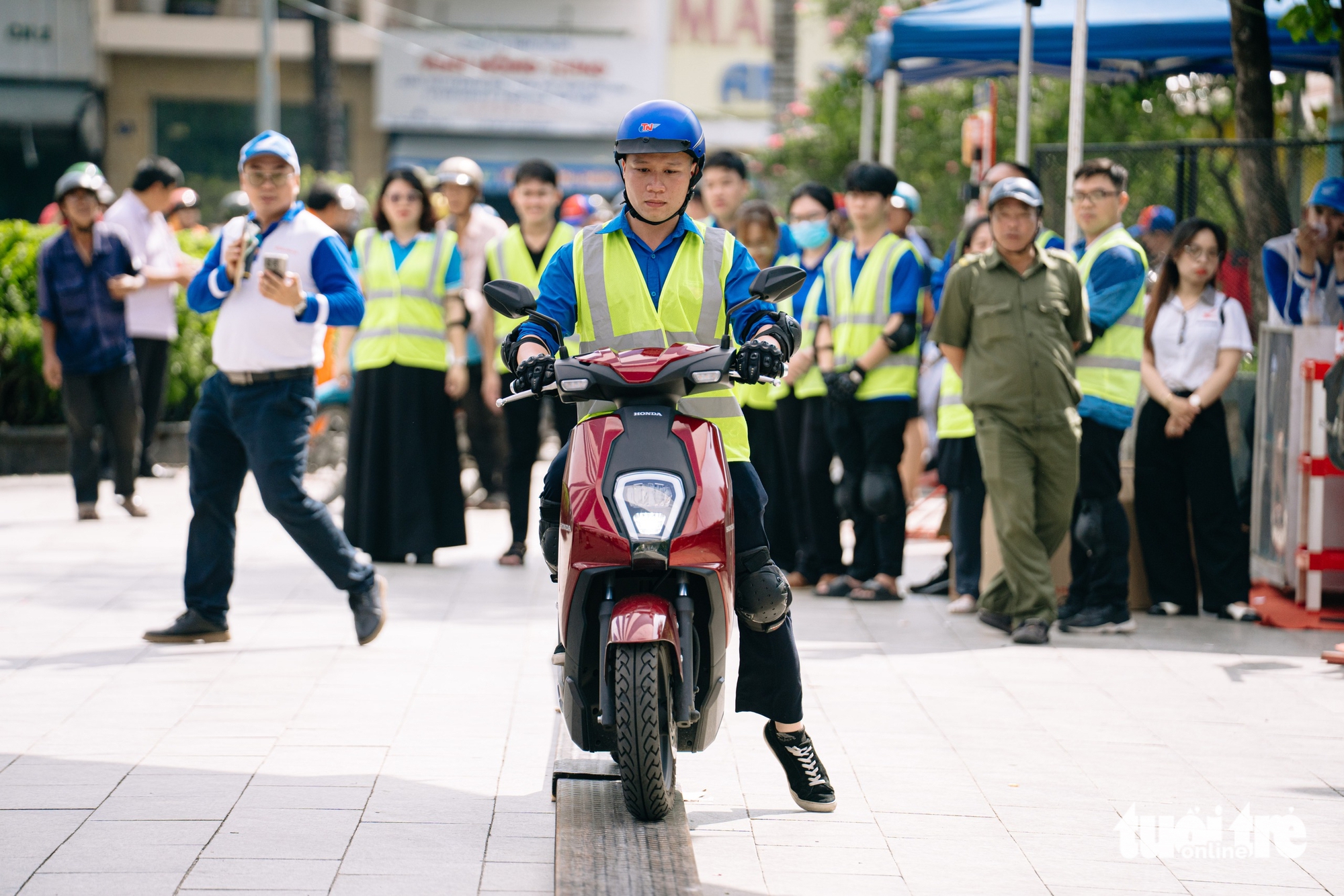 Đổi giấy phép lái xe sang thẻ PET để tránh lừa đảo nộp phạt 1 Đổi giấy phép lái xe sang thẻ PET để tránh lừa đảo nộp phạt - Ảnh 6.