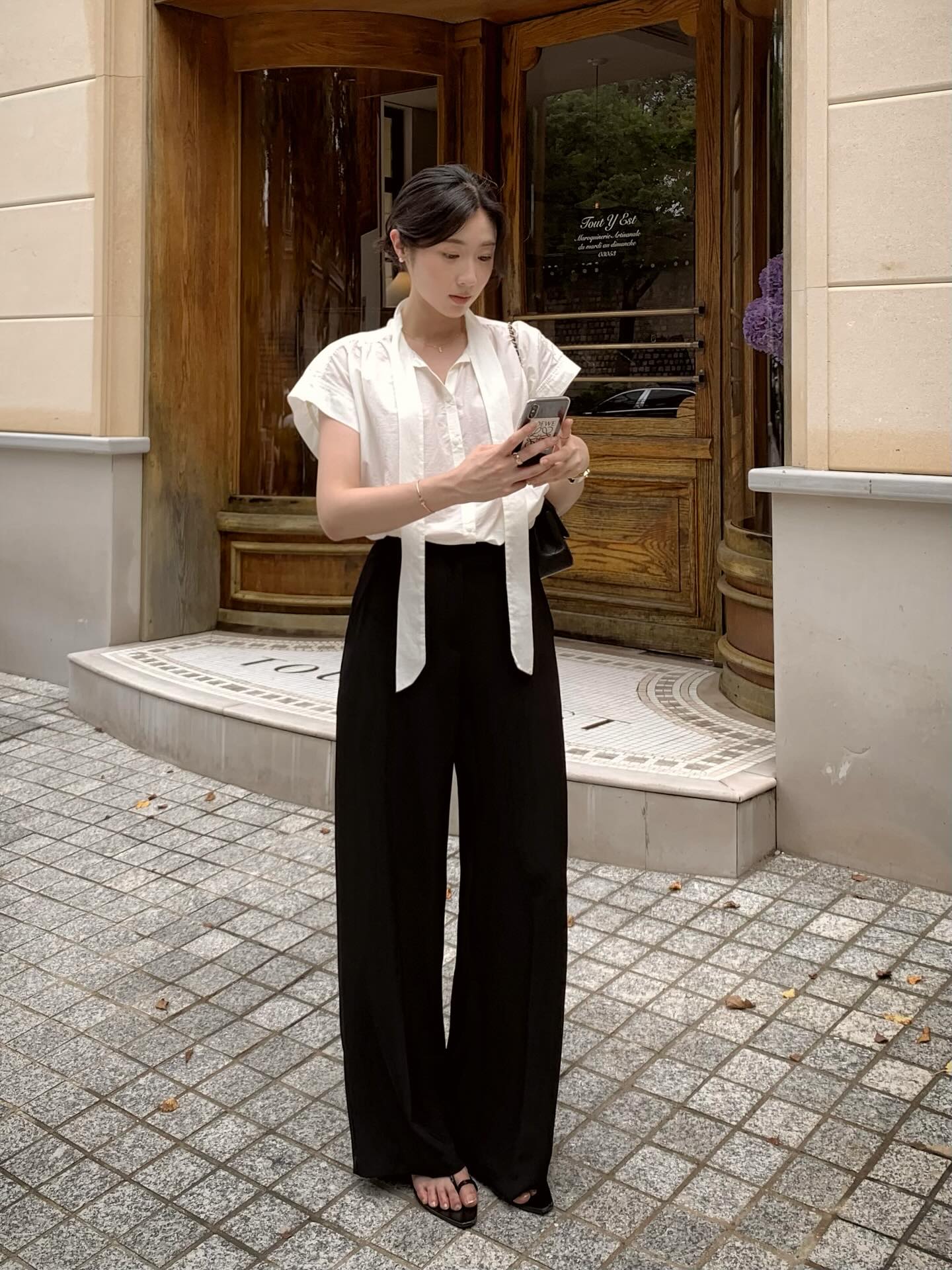 5 mẫu áo công sở đẹp hoàn hảo để kết hợp với quần âu- Ảnh 7.