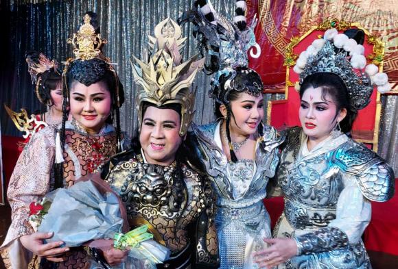 thay-cua-nhieu-ngoi-sao-cai-luong-u70-khong-vo-con-bi-tai-nan-nut-mat-co-nguy-co-ngoi-xe-lan-10-ngoisaovn-w1000-h679 3 nghệ sĩ Bạch Long, sao Việt