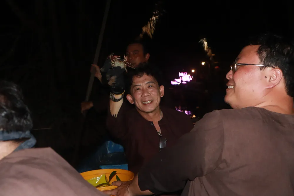 Sau khi bắt, ba khía có thể chế biến thành nhiều món: ba khía muối, ba khía ngâm chua cay, rang me… Đây là món đặc sản được nhiều người săn tìm khi đến Cà Mau. Soi-ba-khia-9.JPG