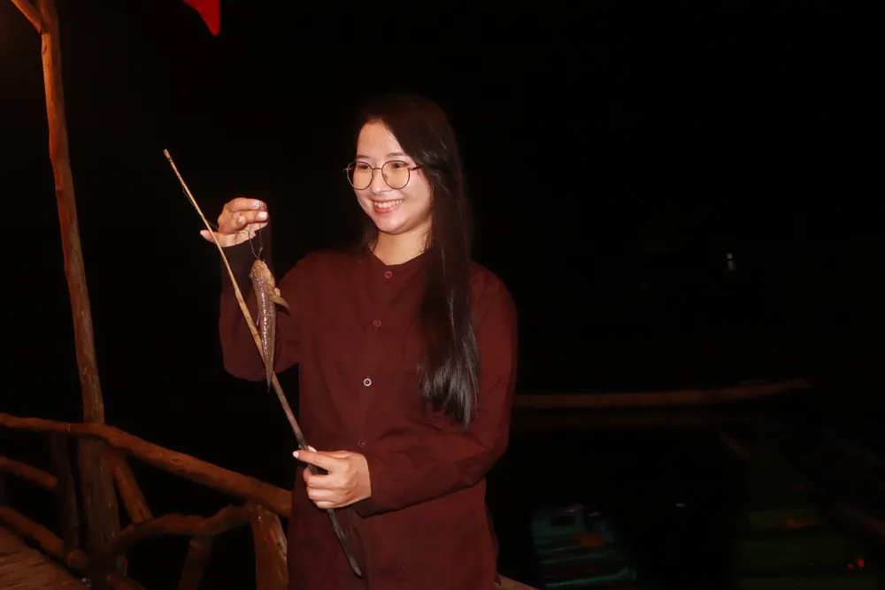 Nhiều du khách còn bất ngờ khi được thử sức bắt cá thòi lòi, cua biển... Soi-ba-khia-10.JPG