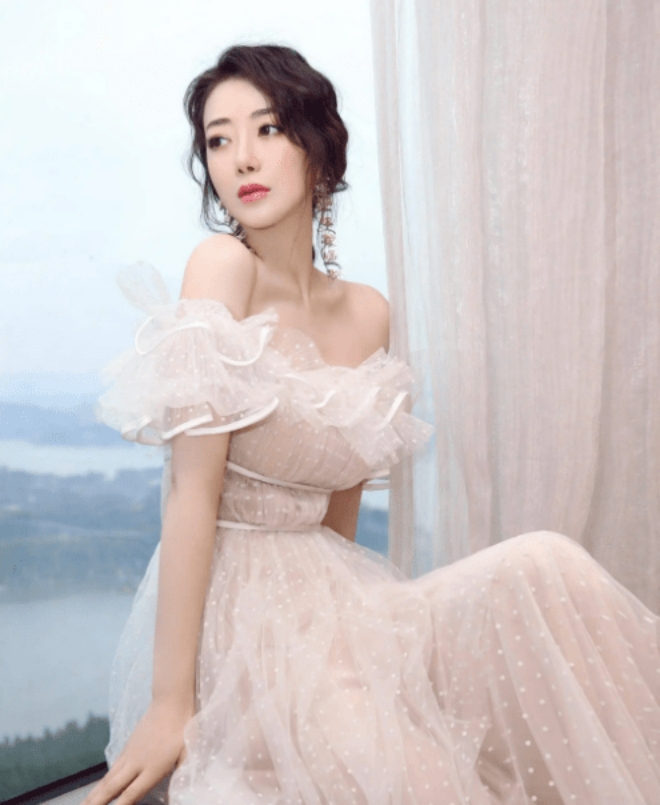 Sao nữ đã 50 vẫn đẹp nóng bỏng, tưởng sung sướng lấy "hồng hài nhi" ai ngờ chồng vừa lười vừa bẩn 4 Sự nghiệp không mấy nổi bật, Trần Tử Hàm vẫn chăm chỉ đóng phim.