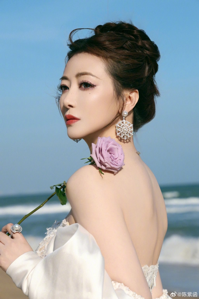 Sao nữ đã 50 vẫn đẹp nóng bỏng, tưởng sung sướng lấy "hồng hài nhi" ai ngờ chồng vừa lười vừa bẩn 5 Đại mỹ nữ màn ảnh đẹp sexy, nóng bỏng từng bị chê là “rẻ tiền, dễ xài”.