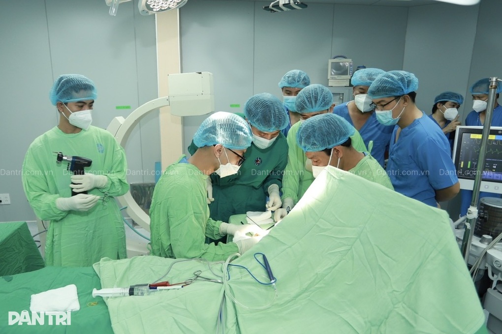 Vì sao bác sĩ phải ghép tạm tay đứt lìa vào chân cô gái mang song thai? - 2