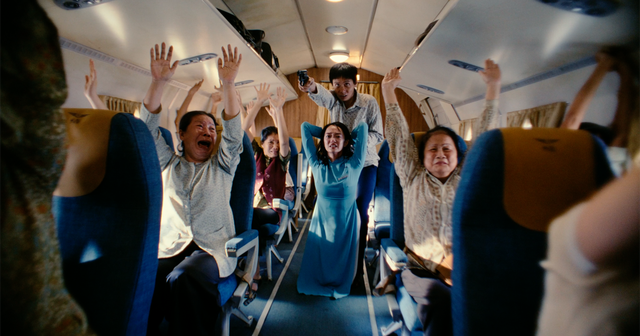 Áo dài xanh xuất hiện trong Tử Chiến Trên Không là lịch sử đặc biệt của Vietnam Airlines- Ảnh 2.