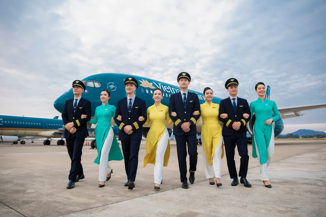 Áo dài xanh xuất hiện trong Tử Chiến Trên Không là lịch sử đặc biệt của Vietnam Airlines- Ảnh 8.