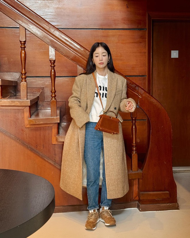 4 mẫu quần jeans không bao giờ lỗi mốt, phụ nữ trên 40 tuổi mặc là đẹp nhất- Ảnh 11.