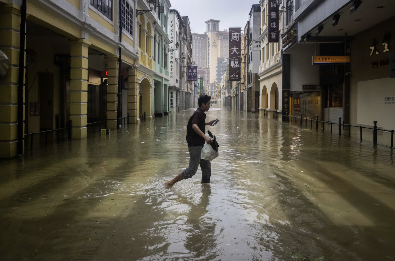 Ragasa đi qua để lại gì: Khung cảnh buồn của những đống hoang tàn ngổn ngang sau cơn bão mạnh nhất năm 2025- Ảnh 2.