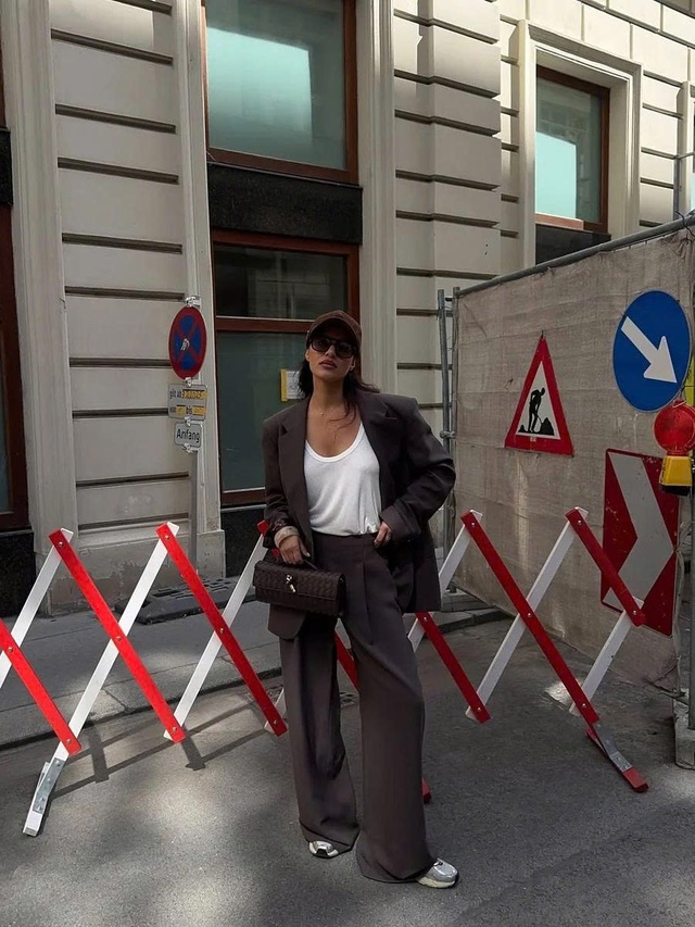 Thu này, blazer dáng rộng hứa hẹn bùng nổ trên mọi 'mặt trận' thời trang- Ảnh 2. Thu này, blazer dáng rộng hứa hẹn bùng nổ trên mọi 'mặt trận' thời trang- Ảnh 2.