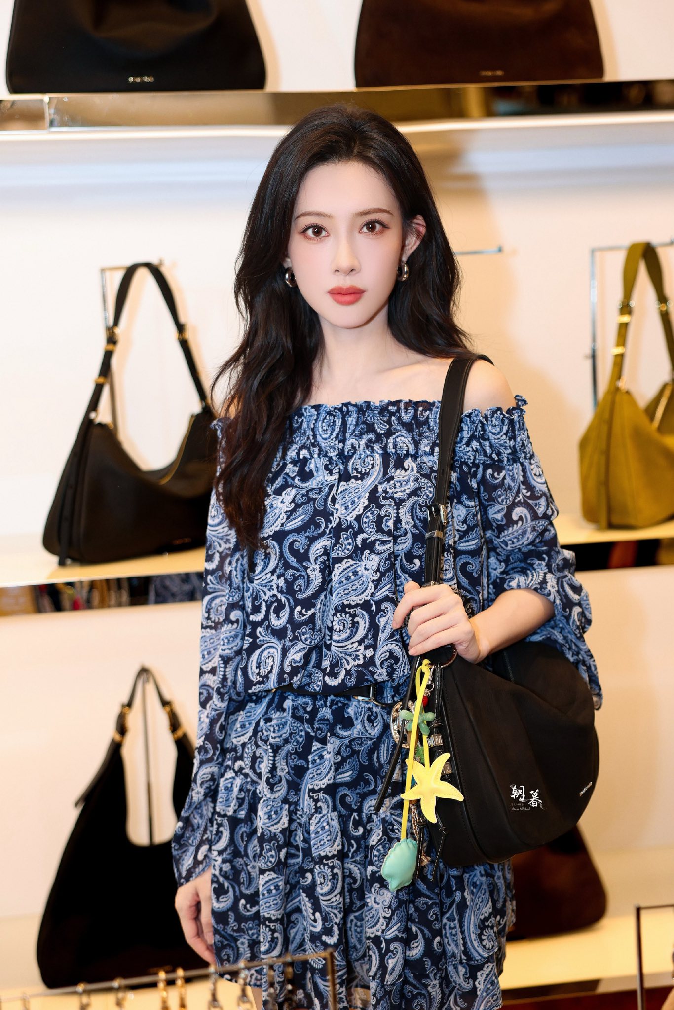 Váy xanh trị giá 10 triệu đồng của Mạnh Tử Nghĩa tiết lộ gam màu phong thủy “hốt tài lộc” cho 3 con giáp này- Ảnh 3. Váy xanh trị giá 10 triệu đồng của Mạnh Tử Nghĩa tiết lộ gam màu phong thủy “hốt tài lộc” cho 3 con giáp này- Ảnh 3.