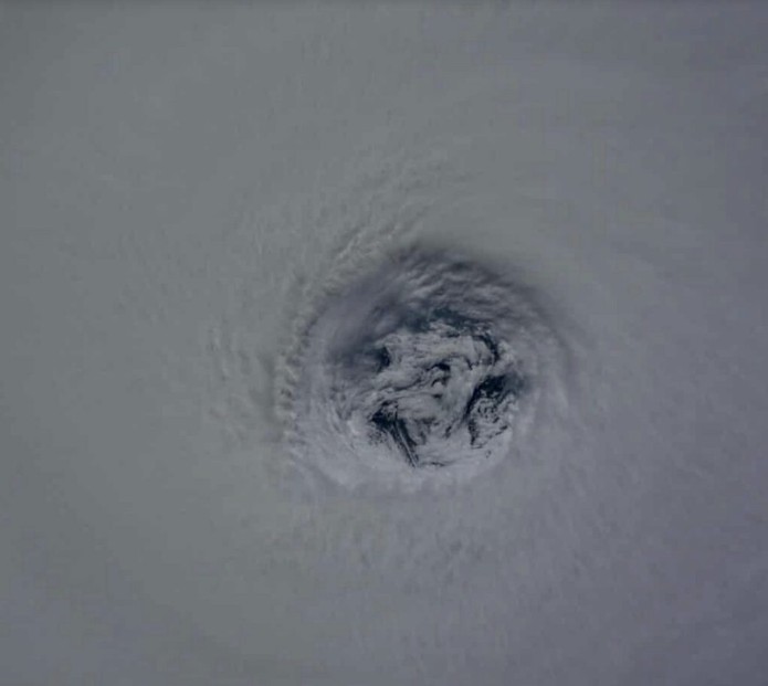 Ảnh hiếm siêu bão Ragasa từ vũ trụ: Cảnh tượng dữ dội như nuốt chửng Trái Đất, phi hành gia ISS nghẹt thở- Ảnh 2.