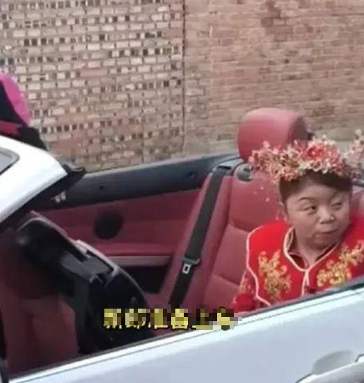 Cô dâu 50 tuổi cưới chú rể 30 tuổi, dân mạng dậy sóng- Ảnh 2.