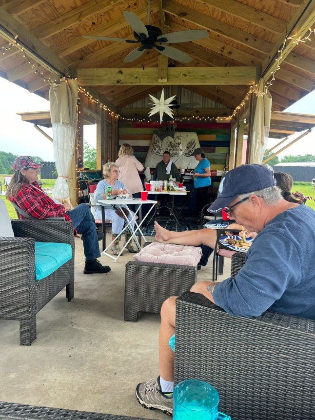 12 phụ nữ lập xóm 12 phụ nữ lập xóm