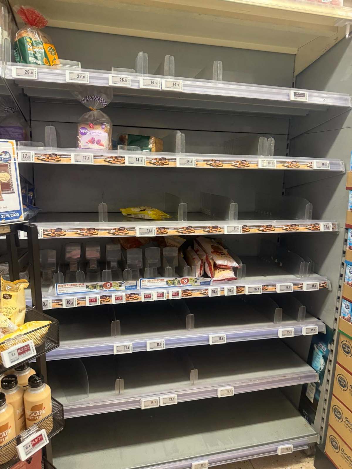 Cảnh tượng ở siêu thị Hong Kong (Trung Quốc) hiện tại: Người dân đổ xô mua sắm, chuẩn bị trước bão Ragasa, duy nhất mặt hàng này bị “ghẻ lạnh Cảnh tượng ở siêu thị Hong Kong (Trung Quốc) hiện tại: Người dân đổ xô mua sắm, chuẩn bị trước bão Ragasa, duy nhất mặt hàng này bị “ghẻ lạnh