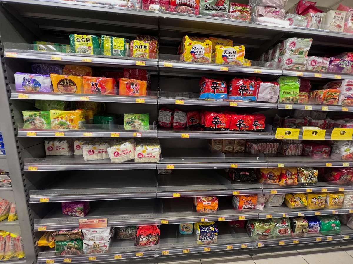 Cảnh tượng ở siêu thị Hong Kong (Trung Quốc) hiện tại: Người dân đổ xô mua sắm, chuẩn bị trước bão Ragasa, duy nhất mặt hàng này bị “ghẻ lạnh Cảnh tượng ở siêu thị Hong Kong (Trung Quốc) hiện tại: Người dân đổ xô mua sắm, chuẩn bị trước bão Ragasa, duy nhất mặt hàng này bị “ghẻ lạnh